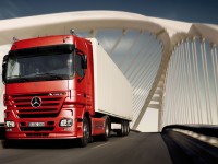 Camion troppo alto per il distributore di benzina, pensilina distrutta e cliente ferito