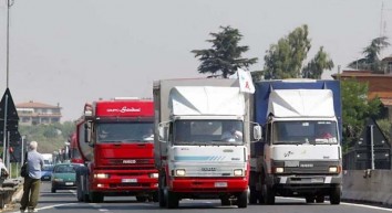 Ponte 2 giugno: ecco i divieti per i camion